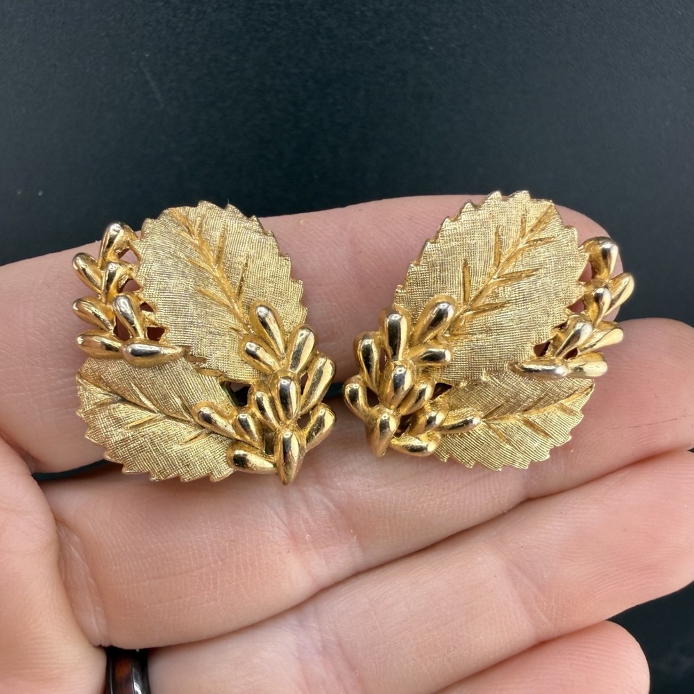Vintage Trifari Clip On Earrings Gold Tone‎ Leaf Berry